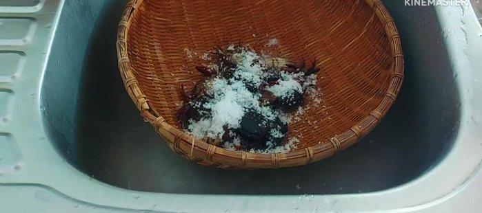 Clean the crabs: Mix salt all over the crabs, then rinse several times until clean.