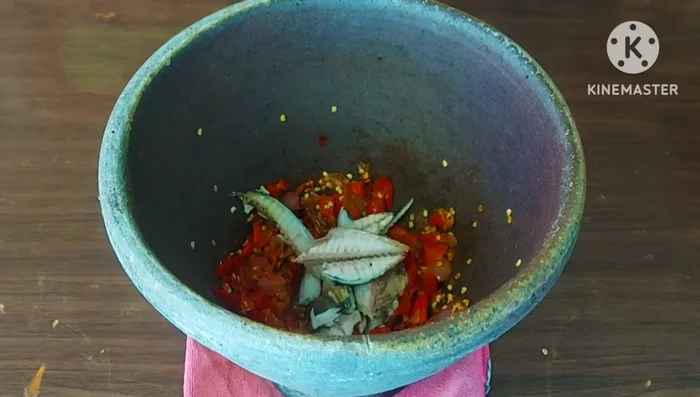 Add the fried mackerel to the pounded chili mixture and pound until fine.