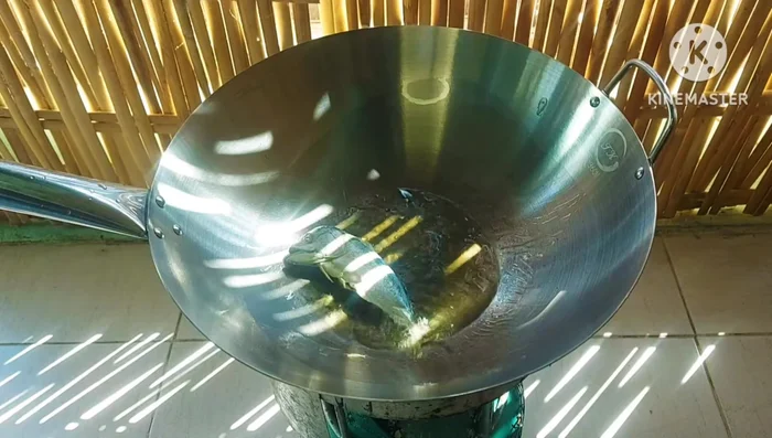 Fry the mackerel until well cooked and golden yellow.