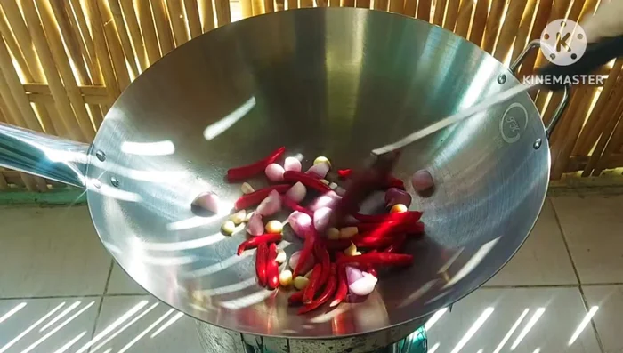 Roast the chili peppers, shallots, and garlic until cooked and slightly burnt for better aroma.