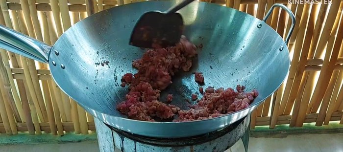 Stir-fry the minced pork over medium heat with the dissolved shrimp paste until cooked. Avoid high heat to prevent burning.