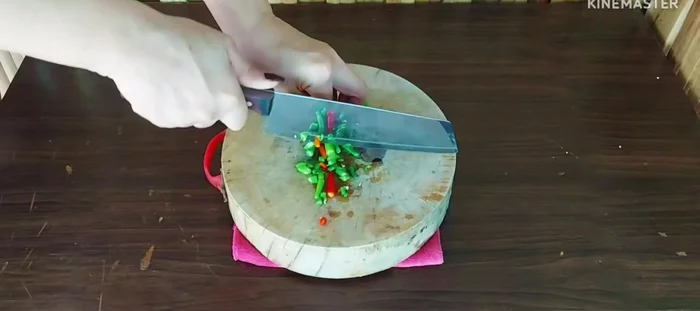 Slice the green and red chilies. Adjust the amount to your preferred spice level.