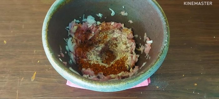 Add roasted rice powder and chili powder (adjust to taste).
