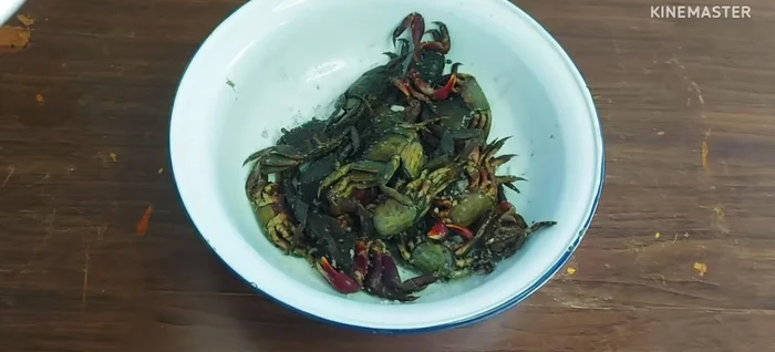 Prepare the crabs: Rinse crabs thoroughly with salt and then clean water. Trim the legs and remove the mouth and waste from the shell. Remove any soft foam.