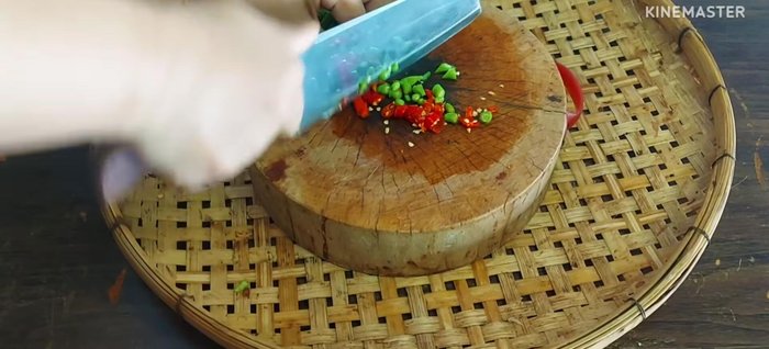 Prepare the chili: Roughly chop bird's eye chili and red chili.