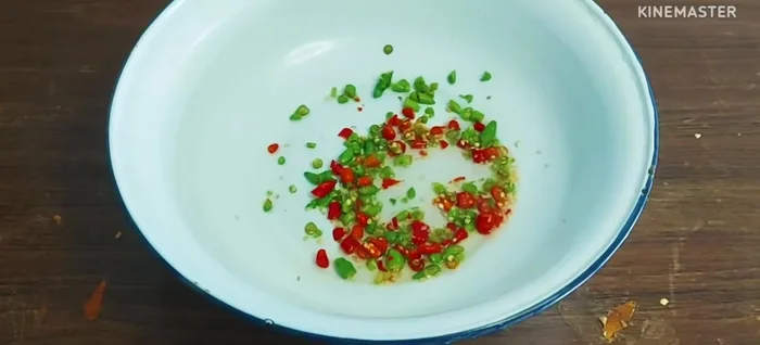 Make the dressing: Combine chopped chili, palm sugar, water, fish sauce, and lime juice. Adjust to your preferred taste. Add MSG and seasoning powder.