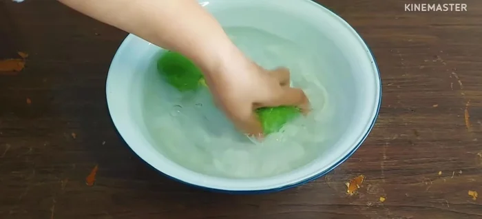 Prepare the green mangoes: Cut off the unwanted parts. Wash with salt water to reduce latex, then rinse with clean water. Shred or thinly slice the mangoes.