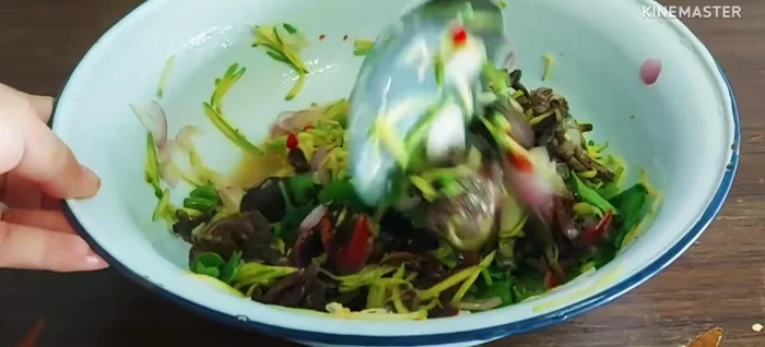 Garnish and serve: Garnish with vegetables and Chinese celery. Mix again before serving.