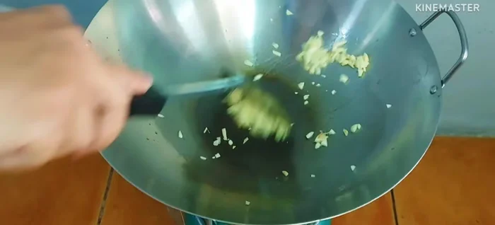 Stir-fry garlic in oil until fragrant.