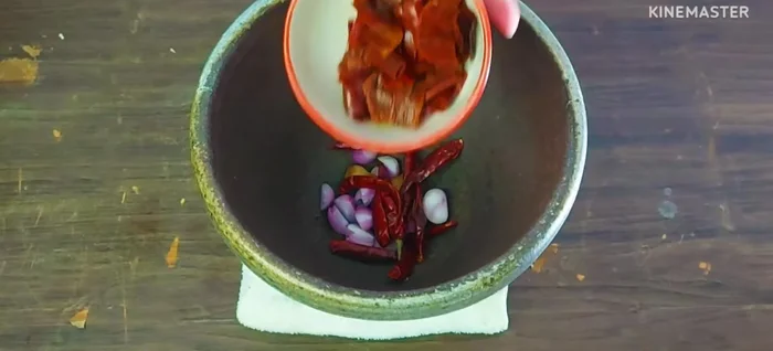 Soak dried chilies and tamarind in water.