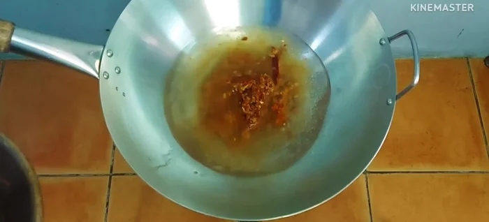 Add water to a pot, then add okra and curry paste.