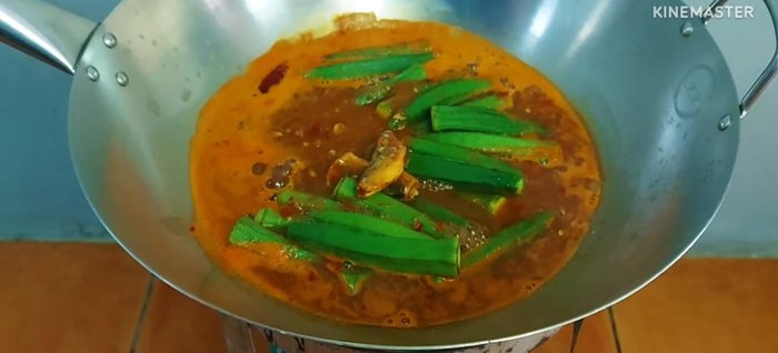 Add canned fish to the curry.