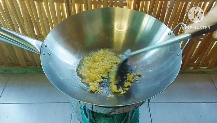 Fry garlic until fragrant and golden brown. Remove and set aside.