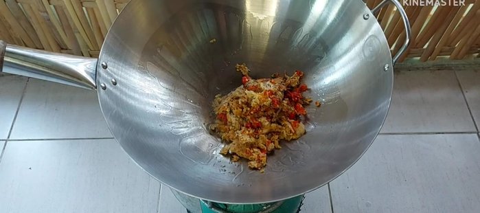 Combine the pounded mackerel and chili mixture. Stir-fry in a lot of oil over medium-low heat until fragrant.