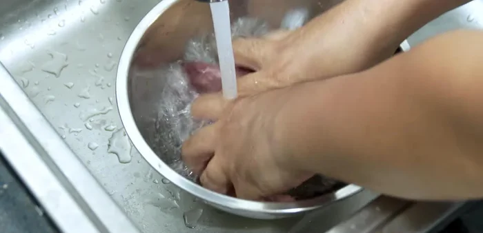 Clean the chicken giblets, removing any fat or residue. Wash thoroughly with salt and rinse.