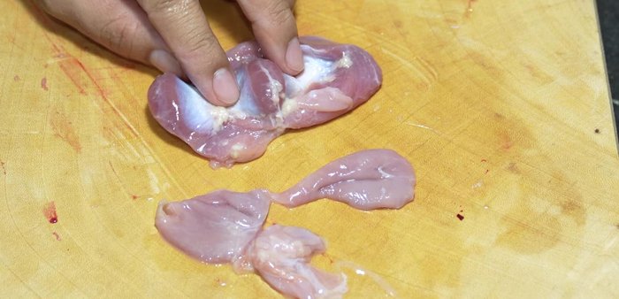 Cut the chicken giblets and other ingredients into bite-sized pieces. Score the sausages for better cooking.