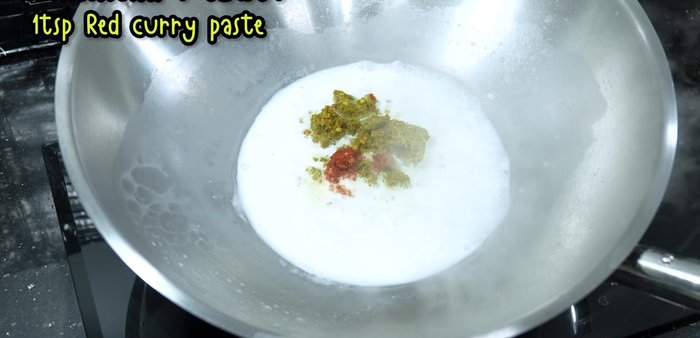 Add green and red curry paste, stir-fry until the oil separates.