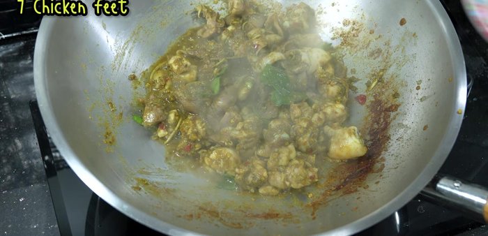 Add the pre-stewed chicken legs and stir-fry to blend with the curry paste.