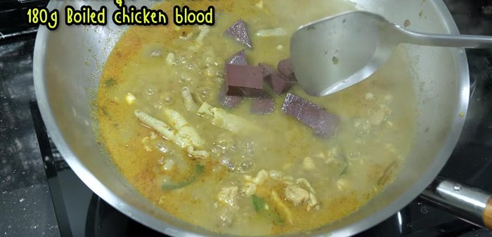 Add the boiled chicken blood (washed thoroughly).