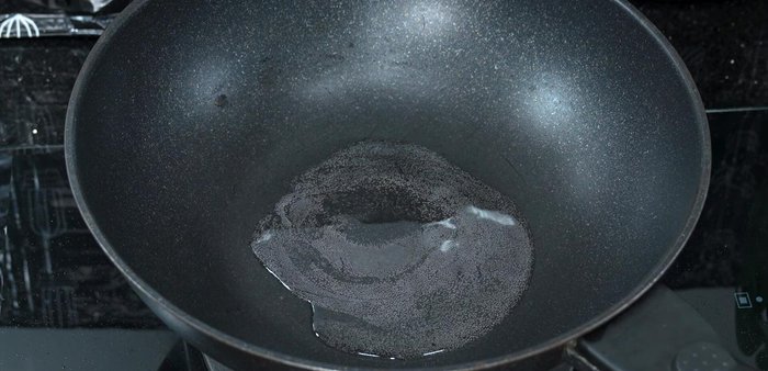 Heat a pan with oil. Add the red curry paste and stir-fry until fragrant and slightly yellow.
