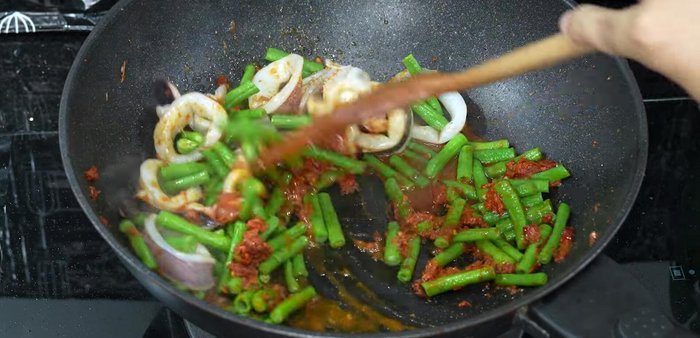 Add the squid and stir-fry briefly. Don't overcook the seafood.