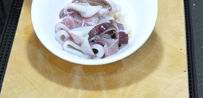 Wash the squid thoroughly with salt and flour water to reduce the fishy smell.