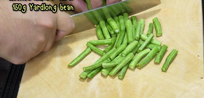 Wash and cut the yardlong beans into 1-inch lengths.