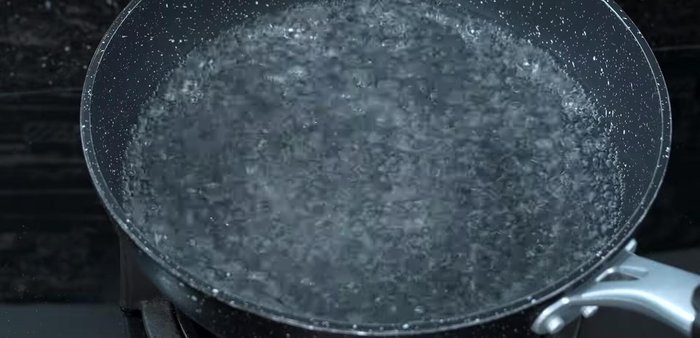 Blanch the yardlong beans in boiling water with salt until they are cooked to your desired crispness.