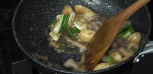 Stir-Fried Straw Mushrooms with Soft Pork: A Delicious Thai Recipe