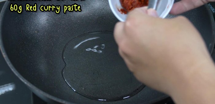 Heat soybean oil in a pot. Add the curry paste and stir-fry over low heat until fragrant and slightly thickened.