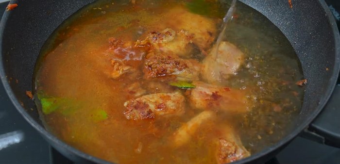 Pour in 1.3 liters of water. Bring to a boil, then reduce heat to medium and simmer for 20 minutes (or longer for extra tender ribs).