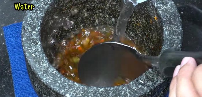 Rinse the mortar and pestle with water and add this water to the cooking pot.