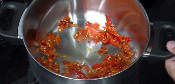 Add the curry paste to the pot and stir-fry until fragrant over medium heat.
