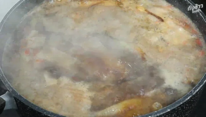 Bring to a boil, then skim off any foam to improve the soup's aroma.