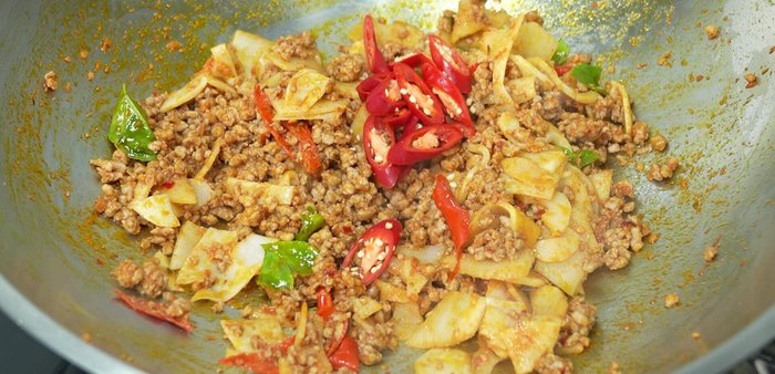 Add sliced chili peppers and young pepper, stir-fry until fragrant.