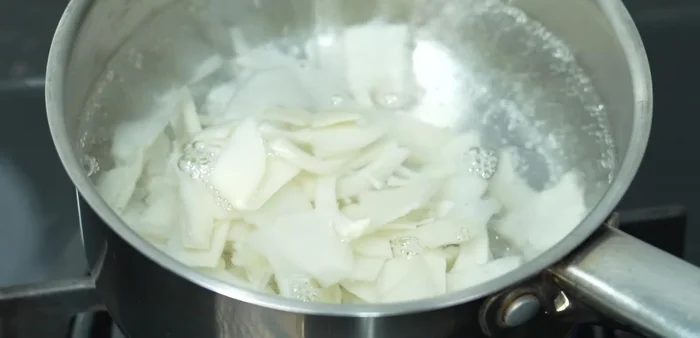 Blanch the pickled bamboo shoots in boiling water for at least 5 minutes to reduce sourness and improve cleanliness.