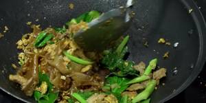 Delicious Stir-Fried Noodles with Pork: Easy Recipe