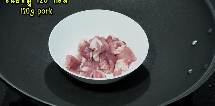 Marinate the pork with white pork for 5-10 minutes. This prevents the pork from being bland.