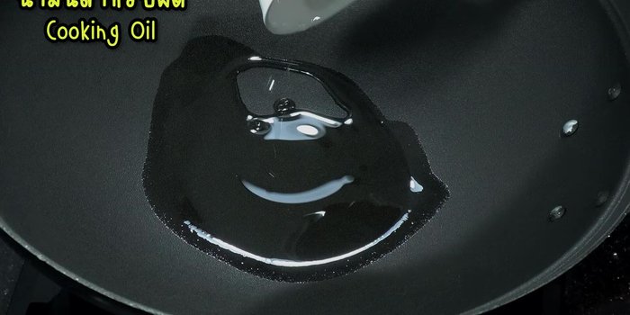 Heat oil in a frying pan. Add chopped garlic and stir-fry until fragrant (yellowish).