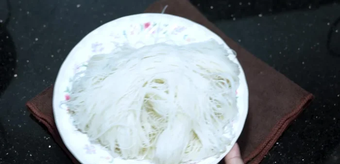 Cut the soaked vermicelli into shorter lengths using scissors (178.4).