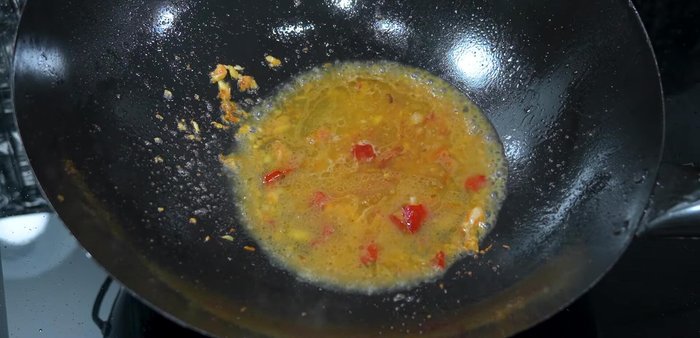 Add the mortar cleaning water, sugar, oyster sauce, green cap soy sauce, ground pepper, and black soy sauce to the wok (297.44).