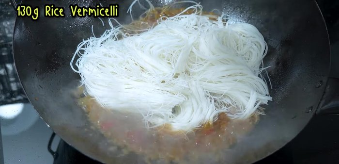 Add the vermicelli to the wok and stir-fry until the sauce is absorbed (343.039).