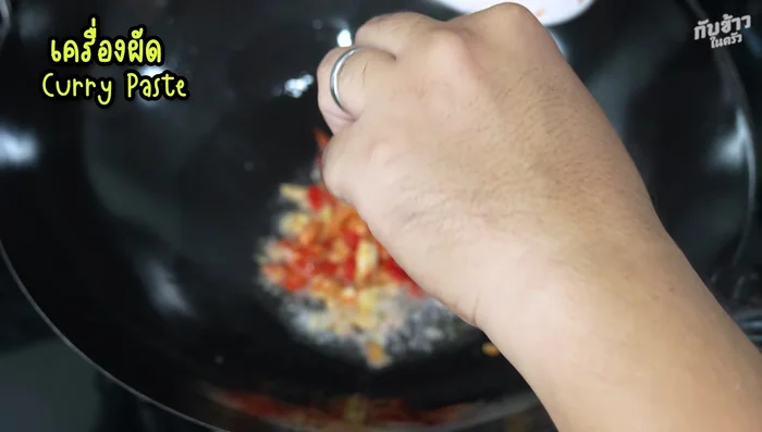 Heat oil in a pan. Add the pounded garlic, chili, and pepper mixture; stir-fry over low heat until fragrant (230.36 seconds).