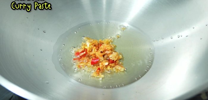Add the pounded ingredients to the hot oil and stir-fry over low heat until fragrant and slightly yellow.