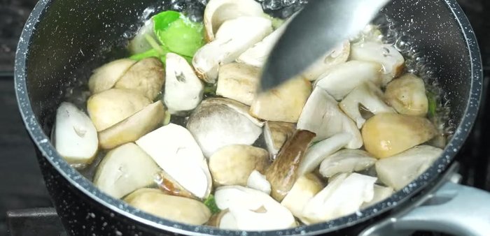Add straw mushrooms and cook until tender.