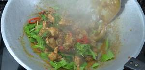 Spicy Thai Stir-Fried Chicken: Easy Recipe with Curry Paste