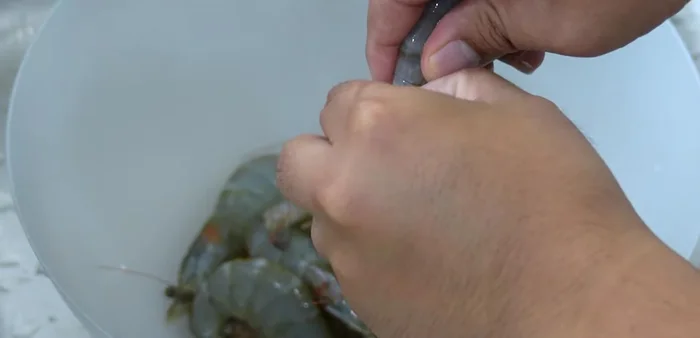 Clean the shrimp: Cut deep along the back to remove the black vein. Wash and set aside.