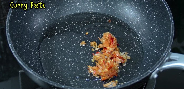 Stir-fry the spices: Add the pounded spice mixture to the pan and stir-fry over low heat until fragrant.