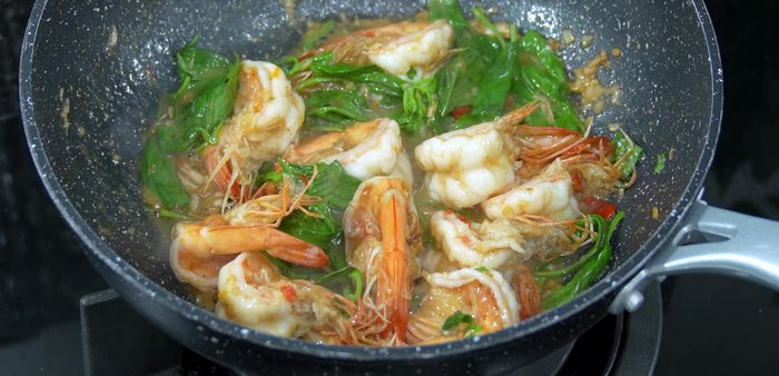 Serve: Dish out the stir-fried shrimp with basil and serve immediately.