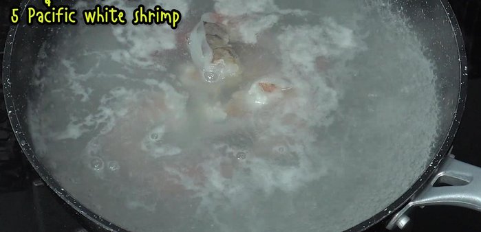 Boil the shrimp for about 40 seconds.